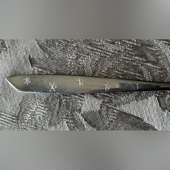 One Wallace Stainless “Snow Fall” Master Butter Knife - MCM atomic starburst - Picture 4 of 6